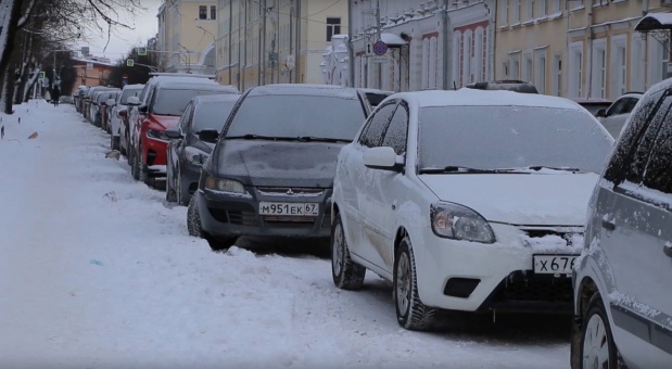 Припаркованный автотранспорт мешает полноценной уборке города от снега