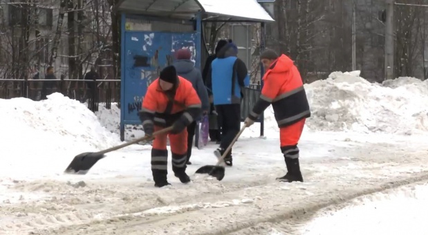 В Смоленске чистят от снега лестницы и остановки общественного транспорта