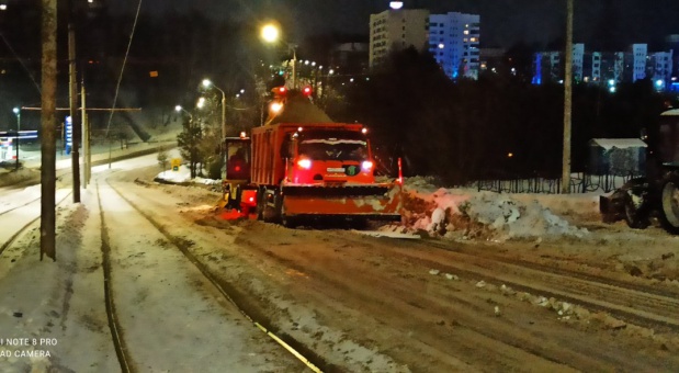 Минувшей ночью с магистральных улиц Смоленска убрано максимальное количество снега за последнюю неделю