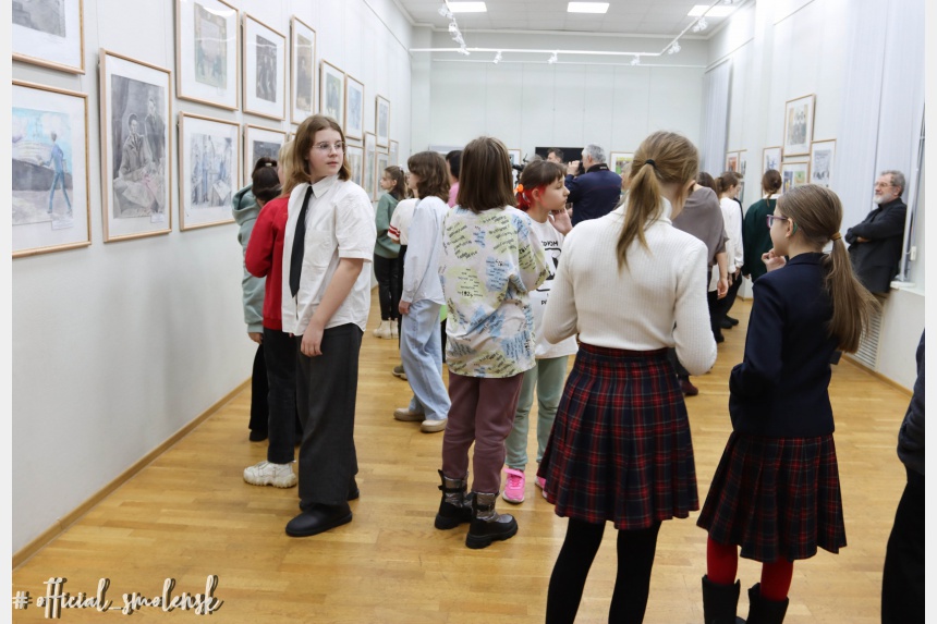 выставка смоленск 2023. выставка экспонатов. выставка коллаж. живописные и графические техники картине одновременно. экспозиция в фотографии.