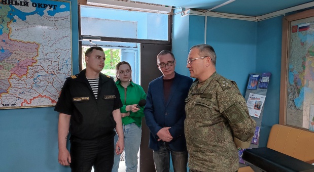 Глава города Смоленска Андрей Борисов посетил пункт отбора на военную службу по контракту