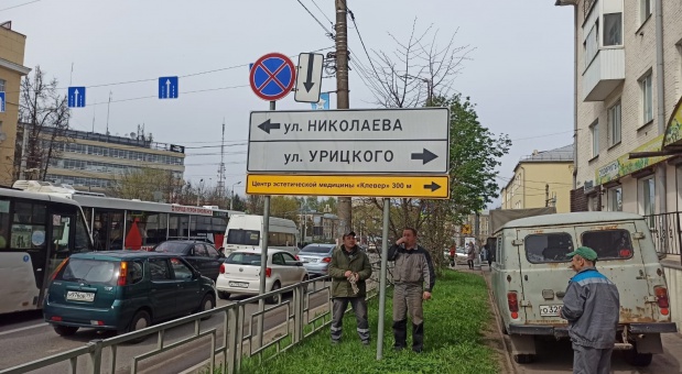 На улицах Смоленска демонтируют незаконные вывески