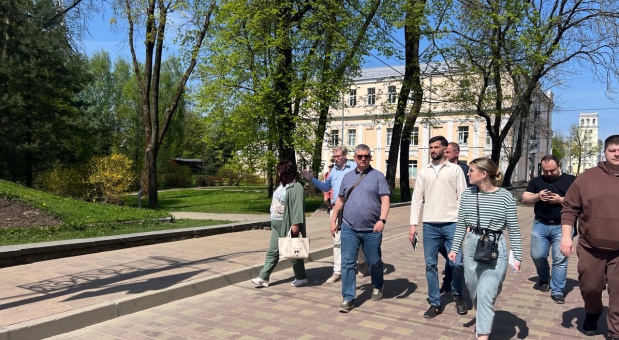 Александр Новиков проверил ход подготовки центральных улиц Смоленска к празднику 9 Мая