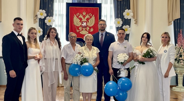  В ЗАГСе Смоленска отметили День семьи, любви и верности