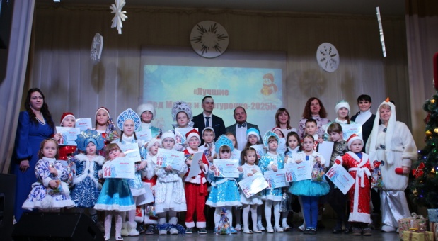 В Смоленске прошел фестиваль «Лучшие Дед Мороз и Снегурочка – 2025»