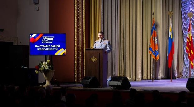 Александр Новиков принял участие в торжественном мероприятии, посвящённом 35-летию МЧС России
