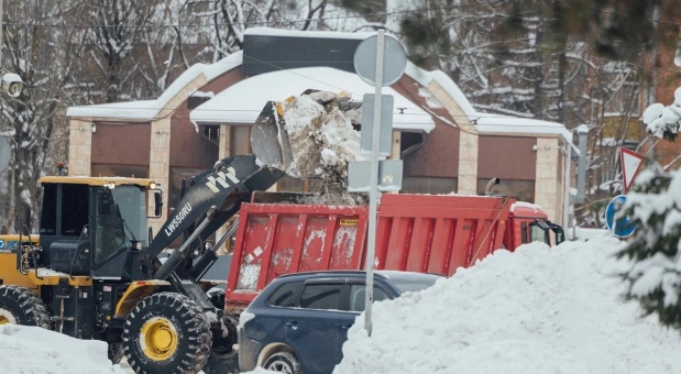Работа по уборке и вывозу снега ведётся в круглосуточном режиме