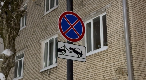 На трёх улицах Смоленска временно ограничат парковку автомобилей для беспрепятственной работы снегоуборочной техники