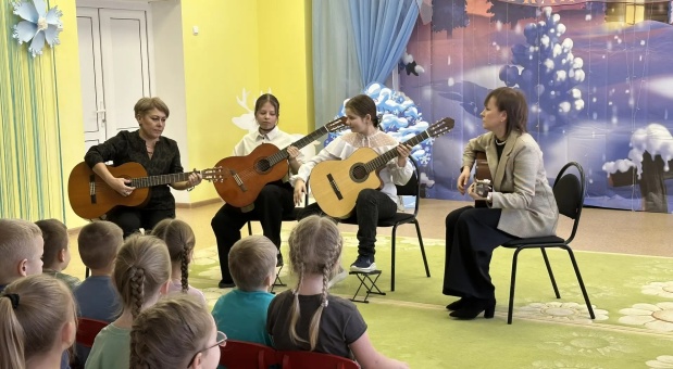 Ученики музыкальной школы Смоленска поздравили детский сад с 6-летием 