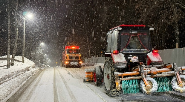 Дорожные службы Смоленска продолжают работать в круглосуточном усиленном режиме