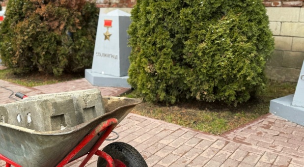 В сквере Памяти героев начался демонтаж старых стел городов-героев