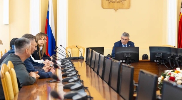 Александр Новиков провел совещание с подрядчиками благоустроительных работ