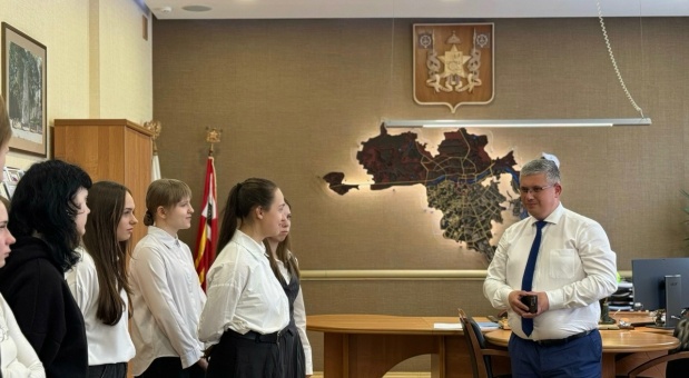 Смоленские школьники побывали на экскурсии в Администрации Смоленска
