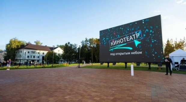 В сквере имени Шеина начались показы отечественных фильмов