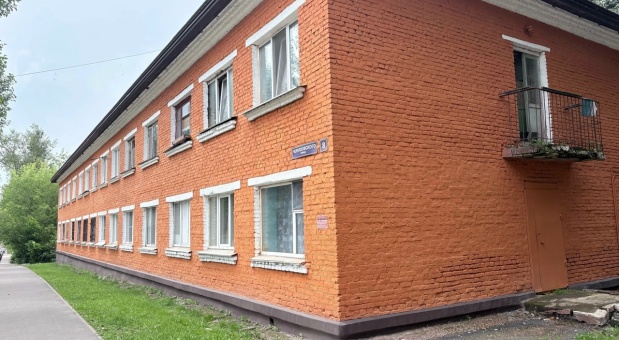 В Смоленске продолжается плановая работа по приведению в порядок фасадов многоквартирных домов