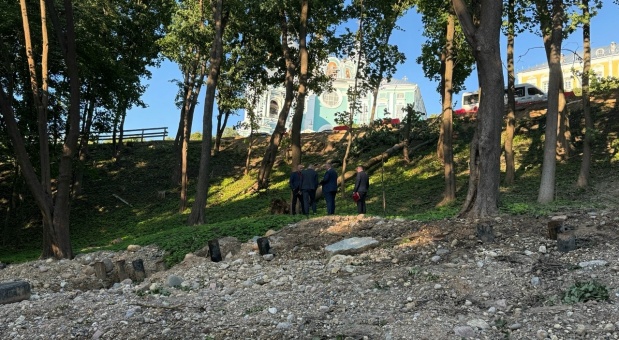 Выездная комиссия обследовала участок городской территории, где наблюдается оползневый процесс