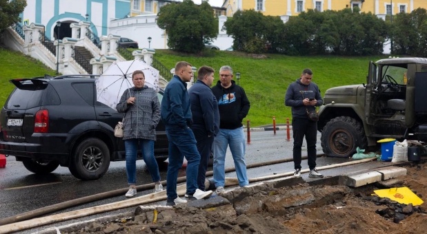 Работы на участке склона между Большой Советской и Парижской Коммуны ведутся круглосуточно