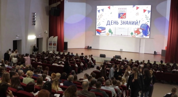 Александр Новиков вручил благодарственные письма и почётные грамоты лучшим педагогам и студентам СГУС