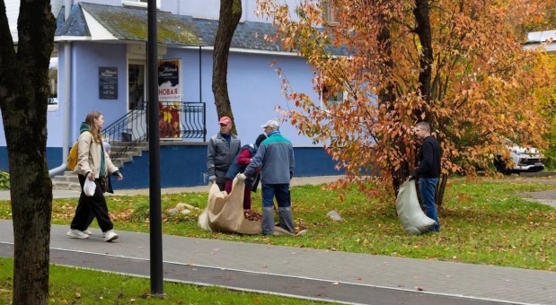 Коммунальные службы Смоленска ведут сезонную уборку территорий в ежедневном круглосуточном режиме