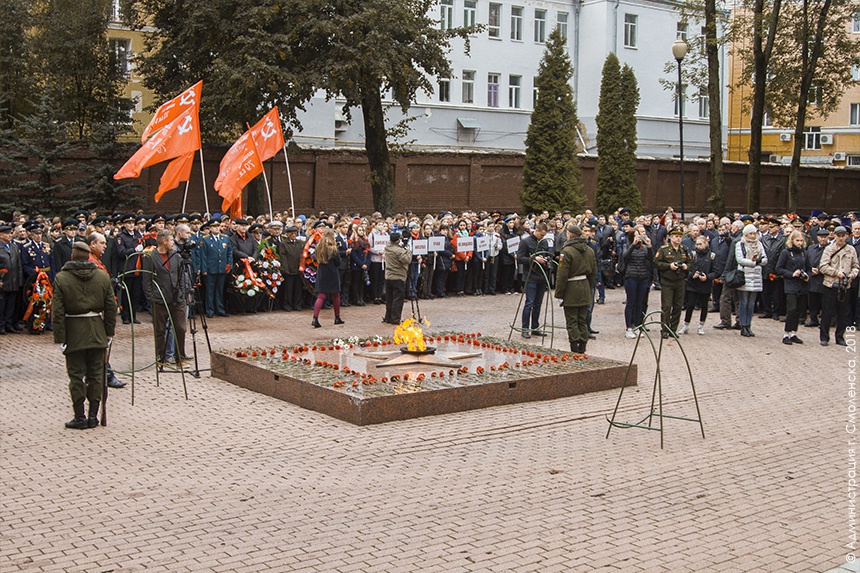 Митинг в сквере памяти героев Смоленск.